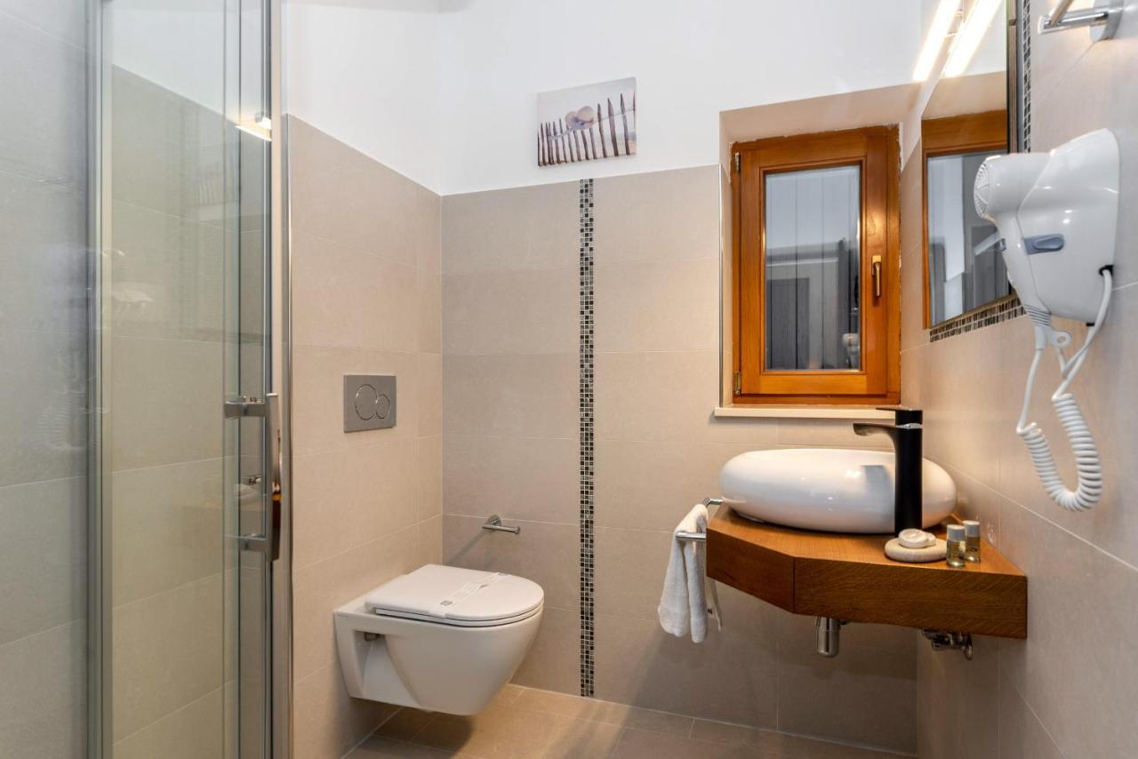 Hotel Tomazici Santalezi Exteriör bild